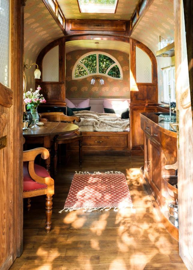 Fischach Historischer Zirkuswagen Inmitten Der Natur מראה חיצוני תמונה
